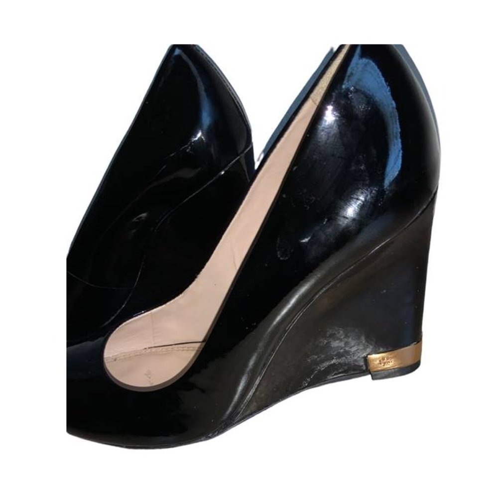 Tory Burch Astoria Black Patent Leather Gold Logo Wedge Pumps Size  7 - Picture 2 of 6